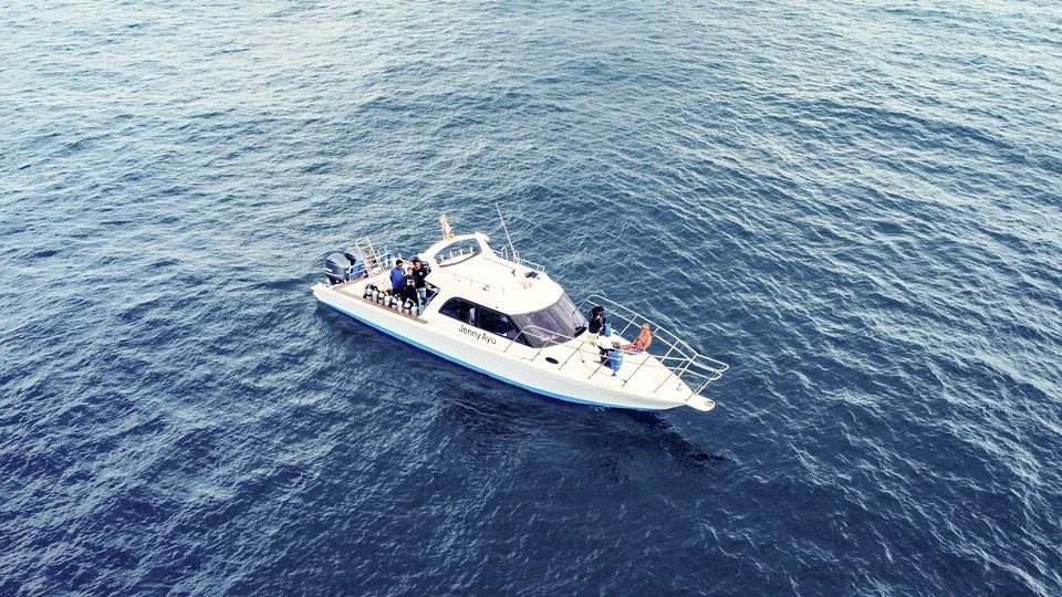 Unser Speedboot Jenny Ayu mit Tauchausrüstung und Gästen vor Bali