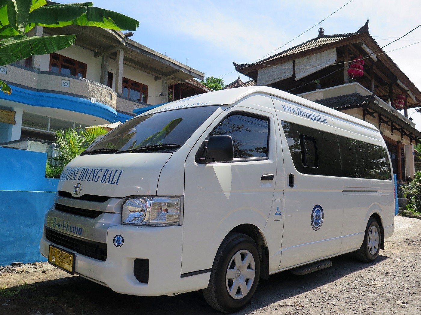 Weißer Tauch-Minibus von Paradise Diving Bali vor der Tauchbasis