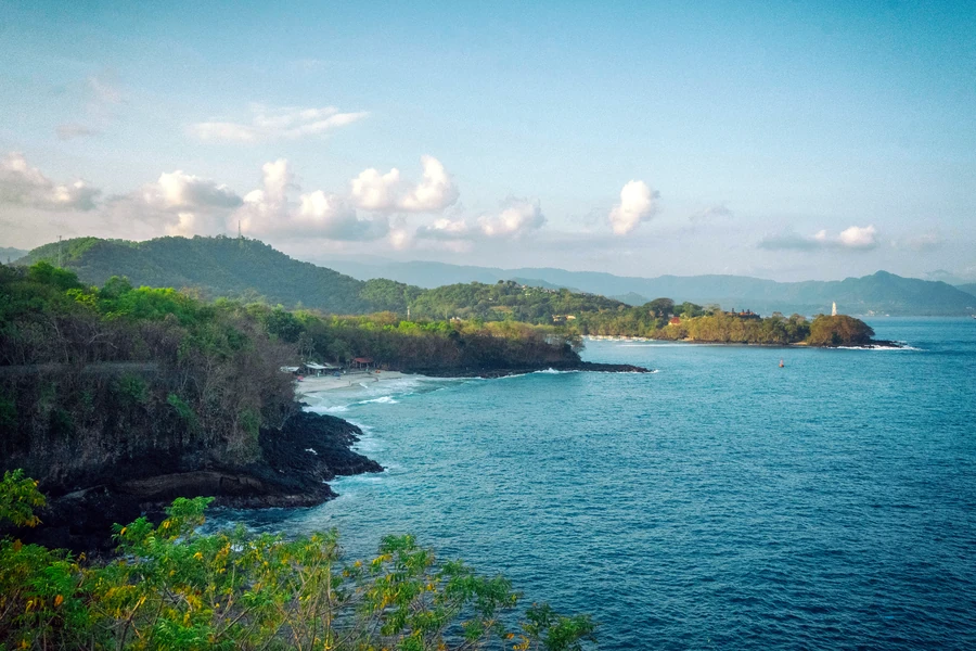 Grüne Landschaft und Küste in Ostbali