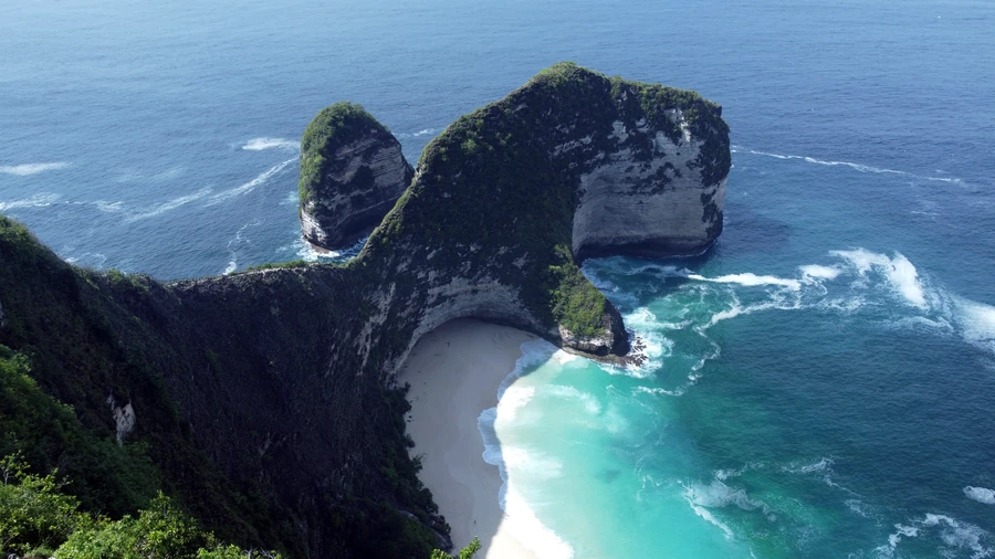Sonnige Küste von Nusa Penida als Erinnerung an physischen UV-Schutz