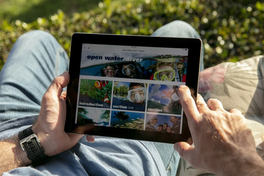 PADI Open Water Diver eLearning auf einem Tablet