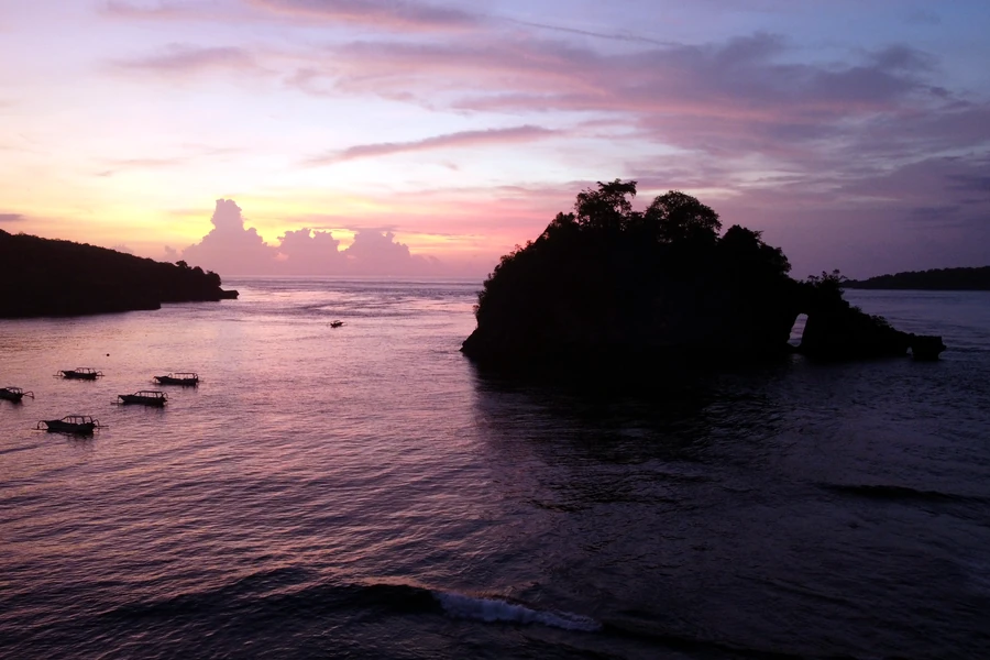 Sonnenuntergang über einer Bucht auf Bali als gemeinsamer Urlaubsmoment